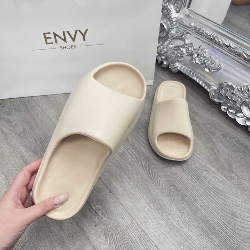 KYLIE WHITE RUBBERISED SLIDES